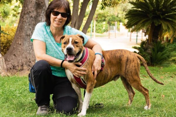 alejandra-perro-abrazo-pitbull